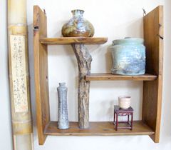 木の棚に飾られた様々な陶器