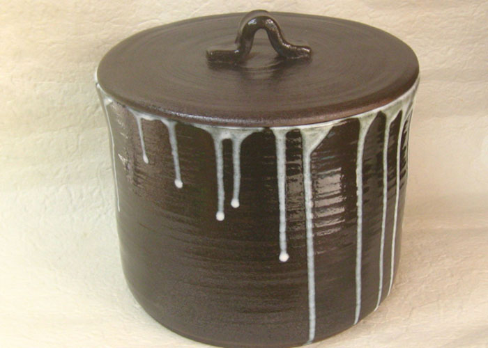 焦げ茶色の陶器