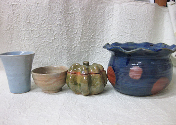 様々な色形の陶器