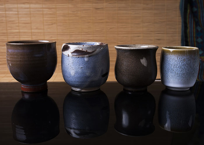 様々な色合いの陶器